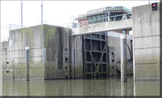 Einfahrt Brandshofer Schleuse (Elbseite)